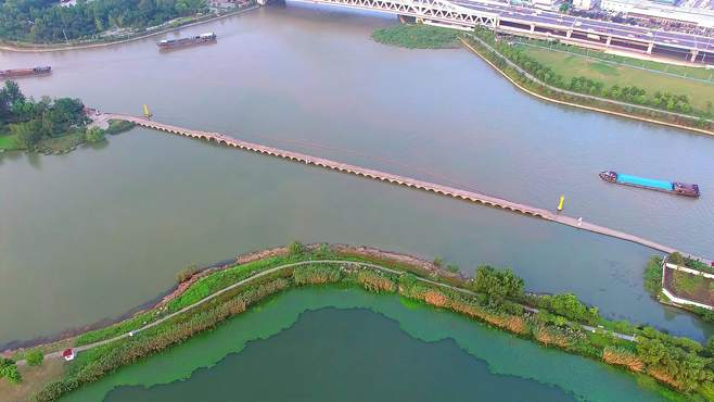 这座桥是中国四大名桥之一，即是世界文化遗产点，也是运河十景