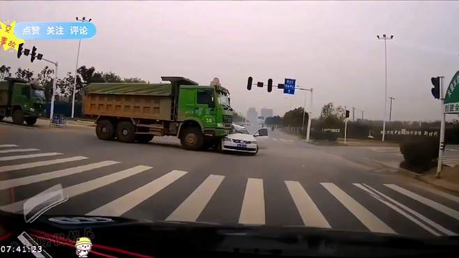 盘点大货车车祸惨烈瞬间，血淋淋的教训，远离大货车！