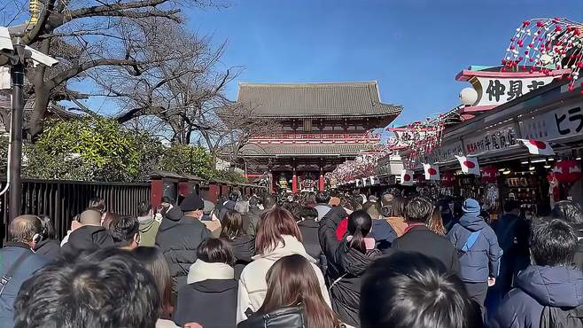 游览热闹街头，体验城市魅力，观赏美丽风景