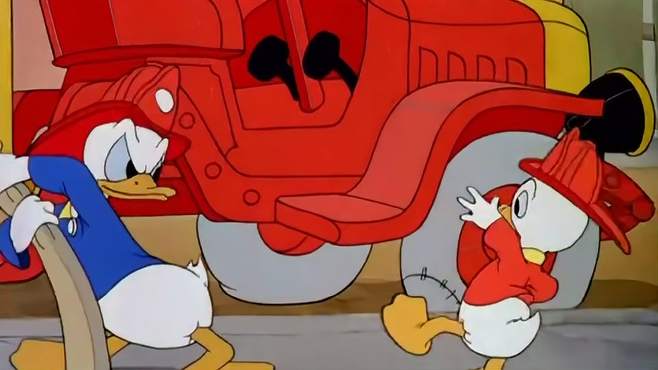 米老鼠和唐老鸭：唐老鸭错把汽油当水枪，竟将房子烧光，太惨了！