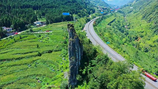 最让人“惹不起”的石头，修高速公路都只能绕着走，至今没人敢动