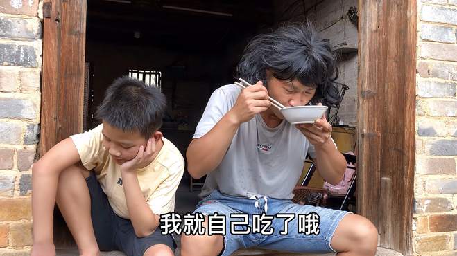 农村搞笑视频：小朋友坐等一上午，只为一只月饼，结局爆笑了！