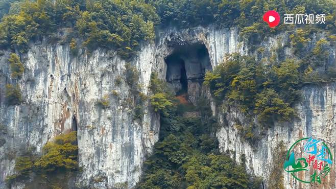 贵州大山里有一山洞，四周没有小路，无人机飞近却拍到了这一场景