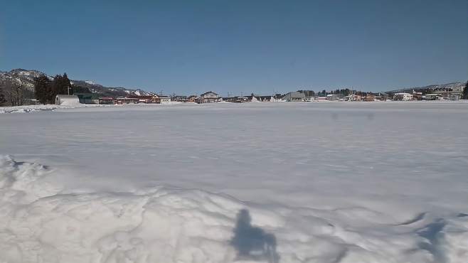 漫步小城街头，被雪景惊艳，别有一番风味