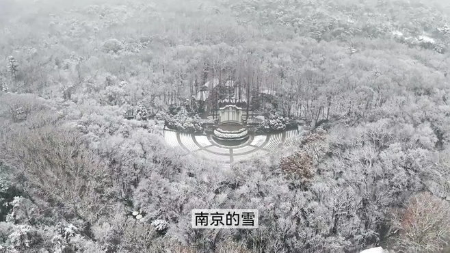 南京雪景如画，温婉少女舞冬风