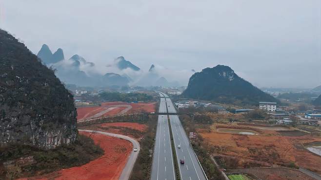 航拍桂林 绕城高速穿行在喀斯特峰丛中，山巅云雾缭绕宛如仙境