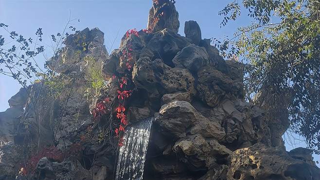 石山、红叶、瀑布真是一幅风景画啊！