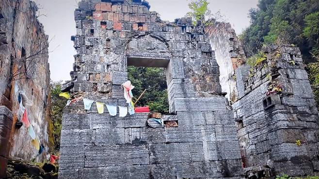 探索大山深处，竟发现神秘建筑