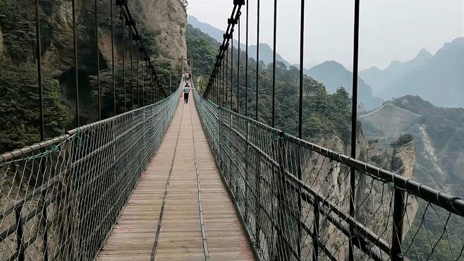 江西有座山因嫦娥得名，悬空栈道让人直呼刺激，山顶还建有火车站