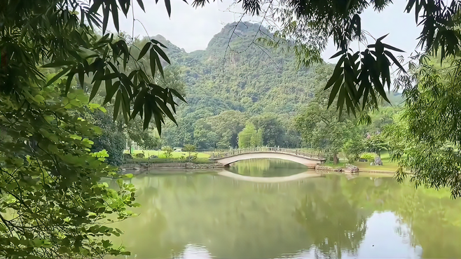 柳州一公园红遍，绿树成荫山脚一泓清潭，更是国家4A级景区