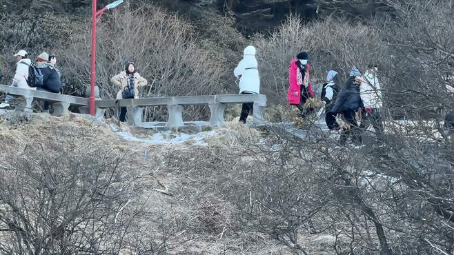 登高几步是金顶遥望远处有雪山