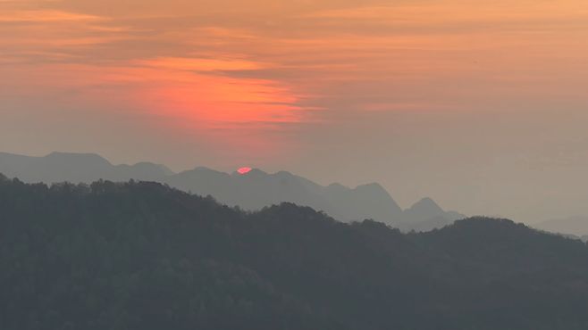 今早晨在兴义万峰林山顶看到的美丽日出，红太阳从山间喷薄而出