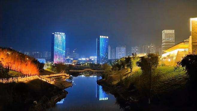 宜宾龙头山下的夜景总是那么迷人，每天下班后可以来此散步赏夜景