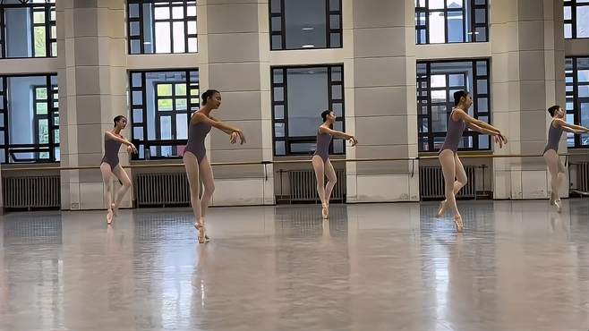 芭蕾舞基础训练课堂！