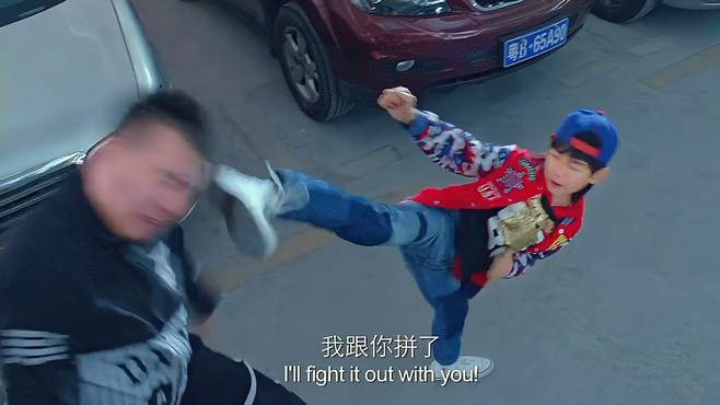 龙拳小子：壮汉找小孩打架，怎料被小孩一顿胖揍，倒地不起
