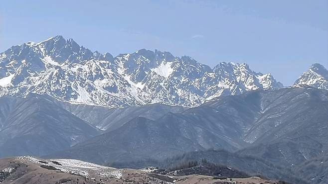 宁河雪山美景，感受冰雪魅力，领略高原的风情，领略雪山的美景。