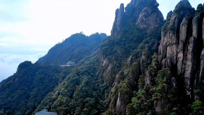 江西的宝藏城市，拥有三个5A级景区，其中两处是世界自然遗产