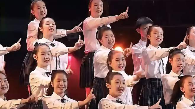 天使童声合唱团献唱歌曲《光亮》，以纯净童声演绎蔚蓝之音，映射光亮与希望