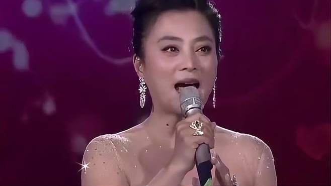 玉兔公主李玲玉演唱《粉红色的回忆》，歌声听见就让人感到甜蜜