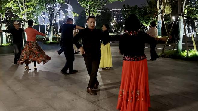 宁波同心湖新疆舞团队，开心快乐的散跳！