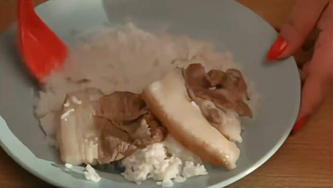 富贵再三逼人：胖婶吃牢饭，白米饭配白灼五花肉，看着就有点油腻