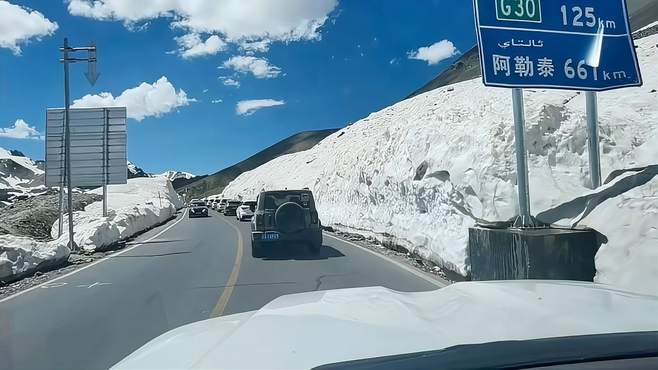 盛夏的独库公路用雪墙欢迎来自海内外的游客