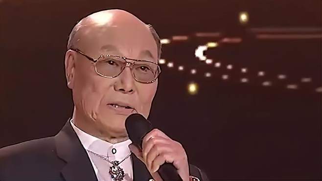 不愧是老音乐家，刘秉义演唱经典歌曲，铿锵有力充满力量