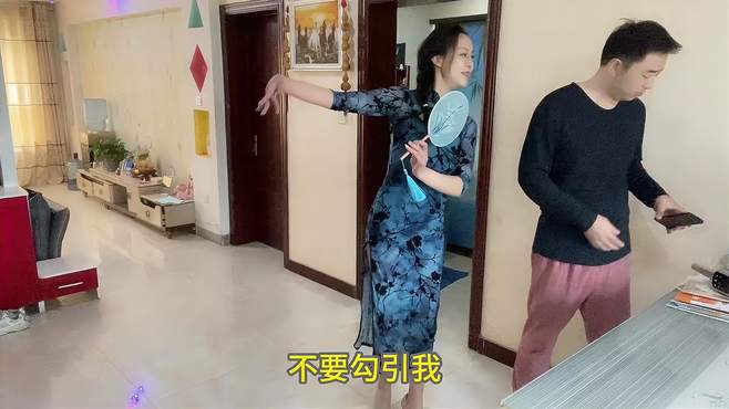 夫妻俩给大家带来一曲歌伴舞，媳妇这舞跳的，直接把老公整害羞了