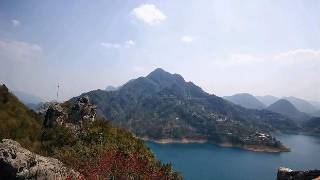 两侧高山均成峡谷，一池碧水各自流。独此景，清江画廊就值得来过