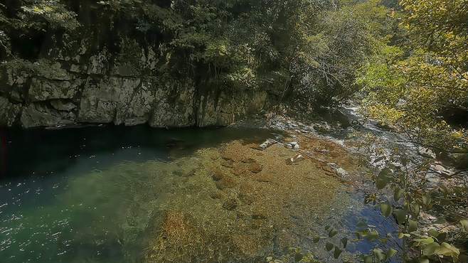 美丽大山清澈山水