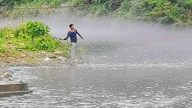 游溆浦县三江镇朱溪村：雨雾朦胧善溪江。摄制：山雨墨缘。