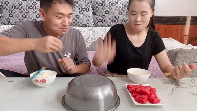 搞笑夫妻吃饭，吃我西瓜不让我吃红烧肉，看我怎么整他