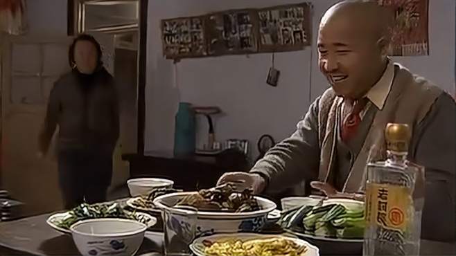 影视：刘能伙食真不错，老村长摆在桌子上，菜中间还有一大碗鸡！