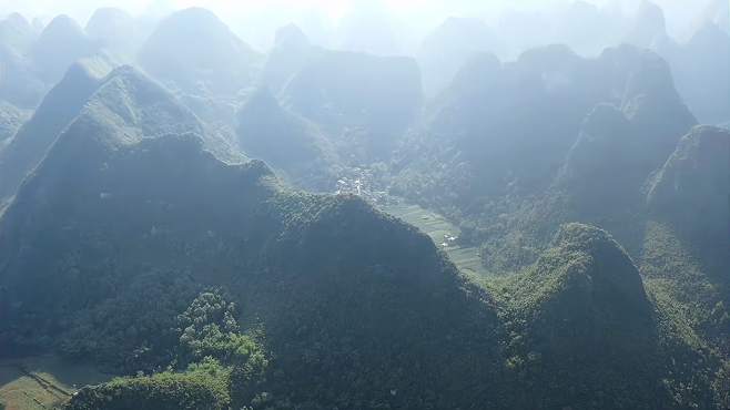 航拍发现广西河池大山深处的世外桃源，人间秘境。叹为观止