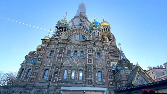 圣彼得堡排名第一的教堂，就在市中心，叫作滴血大教堂