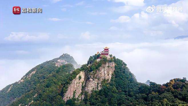 【分享给你！ 秦岭秋日云海震撼画面 】近日，陕西秦岭终南山云覆千里，几乎将山峦尽数掩盖。唯有屹立于群山之巅的南五台依旧挺拔，红墙金顶在白色云雾和绿色植被的环绕下