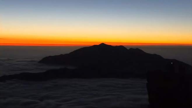 日出唤醒清晨，大地光彩重生