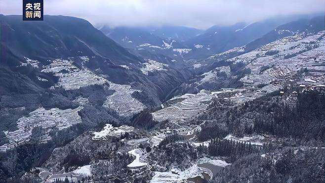 【分享！ 贵州梯田雪后形成大地指纹 】近日，贵州从江县迎来降雪。雪花洒落在古村落和田埂上，层层叠叠的梯田被积雪勾勒成“大地的指纹”。 贵州梯田一下雪就美成了水墨