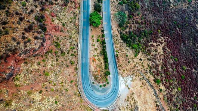 云南大山里的公路，开车爬2个小时还能看到山脚起点，真险