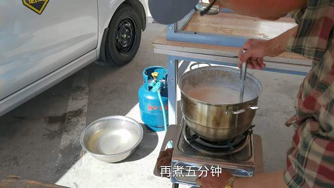 自驾游行驶在西北无人区，自己动手做豆腐，解决后顾之忧