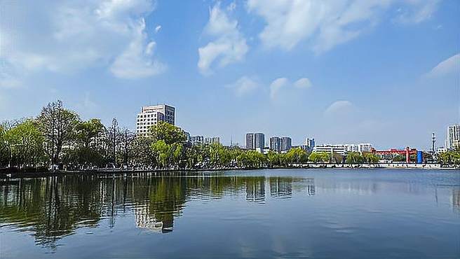 宁波的一处湖景区，湖山水相得益彰，面积竟是西湖的两倍