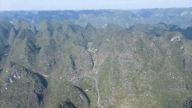 航拍发现大山深处一个村落，如果此被群山环抱，真是难得一见